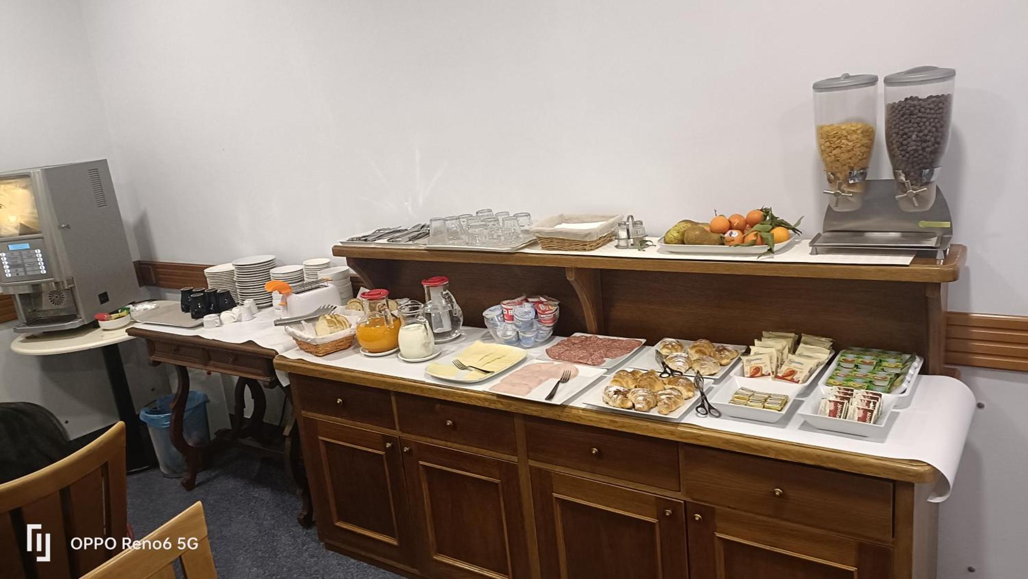 House 4 Mori Hotel Рим Екстериор снимка